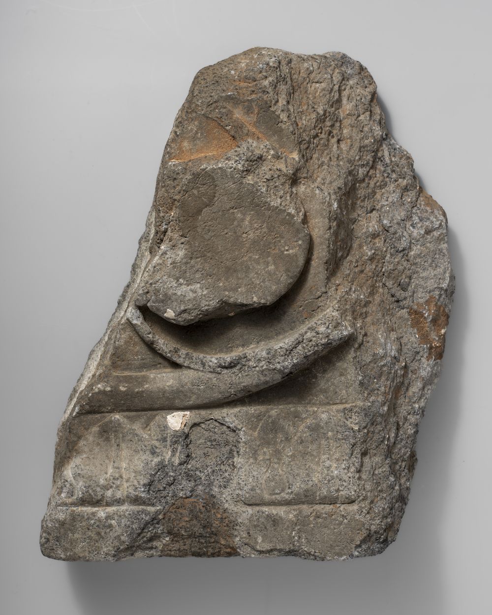 Fragments d’un pilastre ou d’un jambage de porte