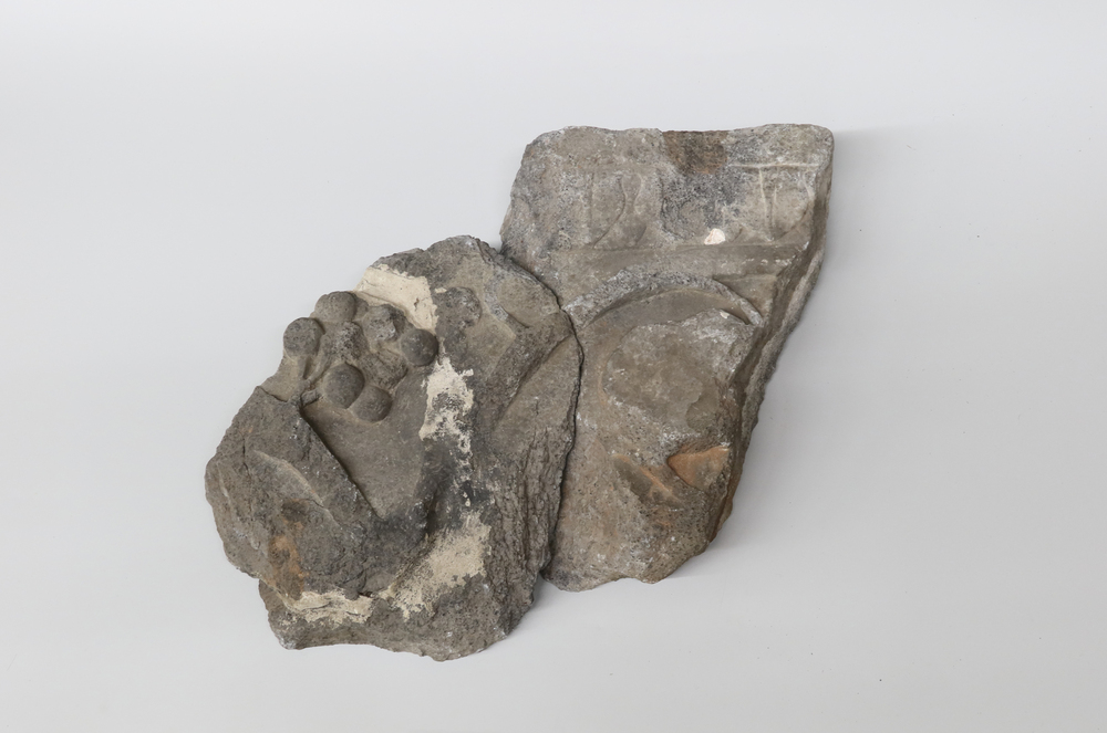 Fragments d’un pilastre ou d’un jambage de porte