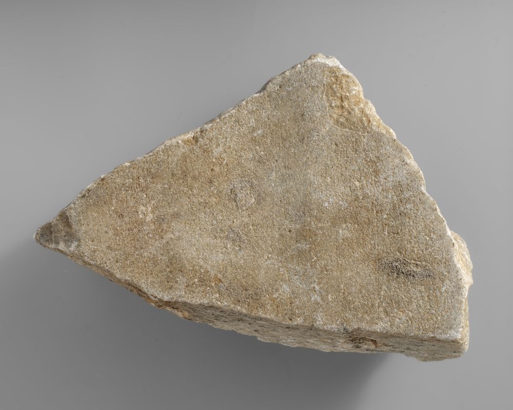 Fragment sculpté