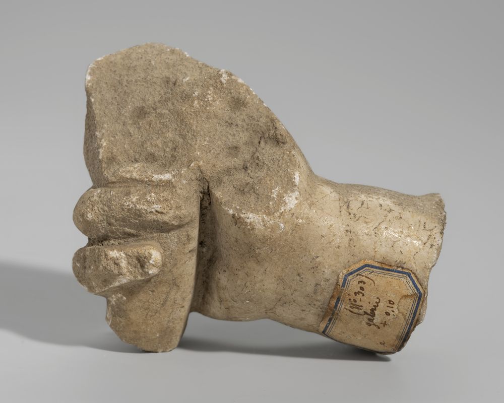 Main droite tenant un objet indéterminé