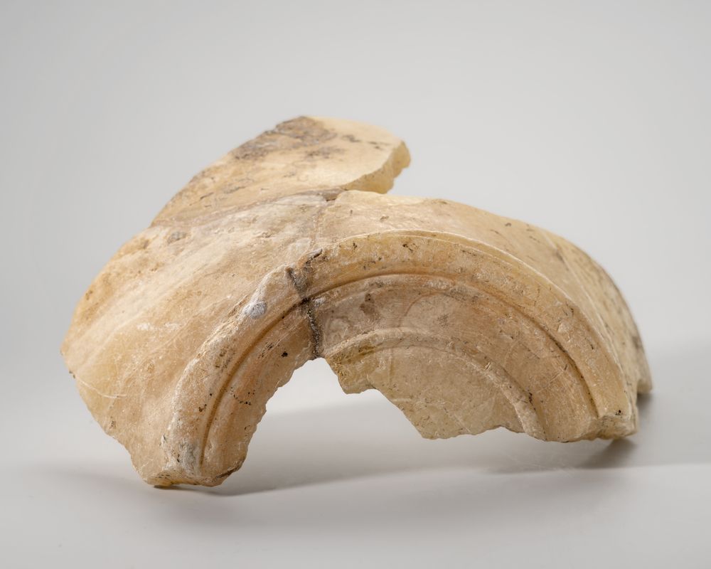 Fragment de vase en albâtre