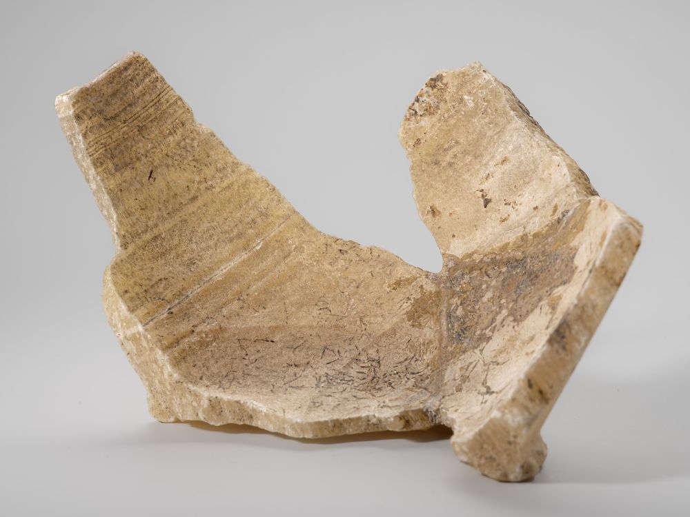 Fragment de vase en albâtre
