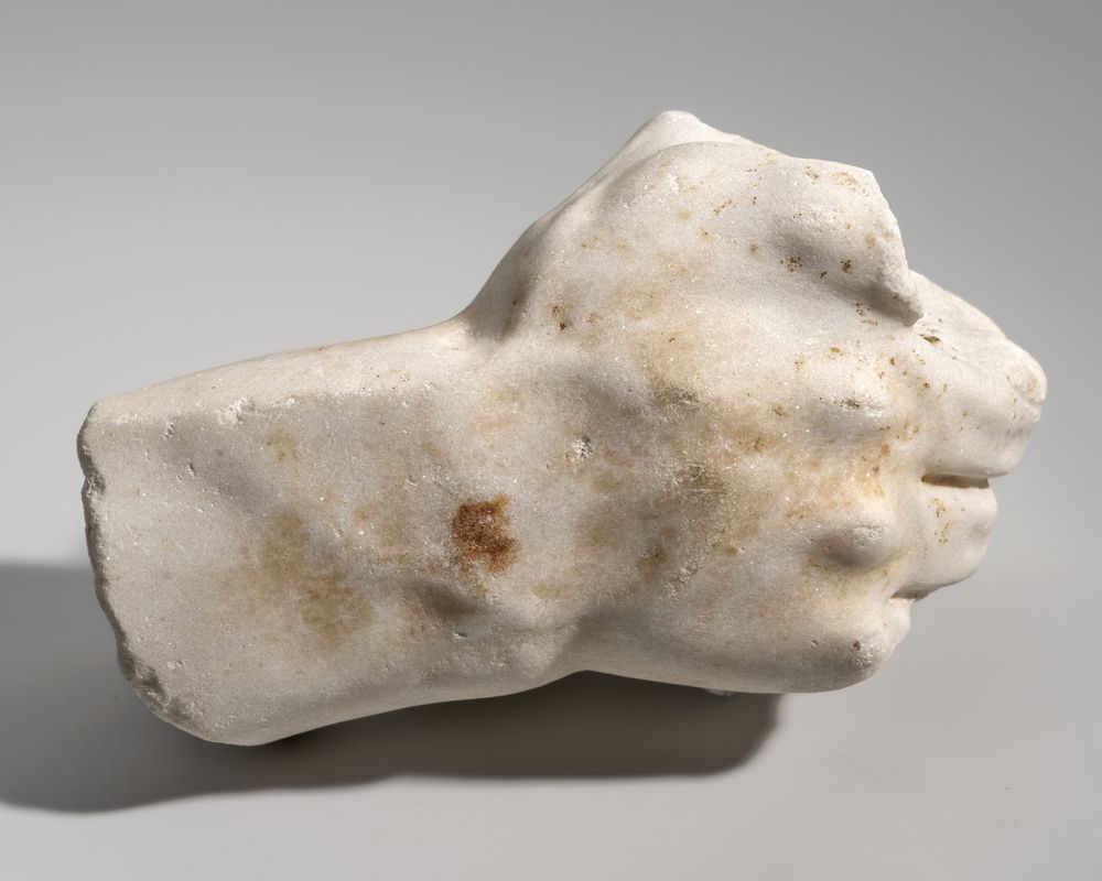 Main droite tenant un objet indéterminé