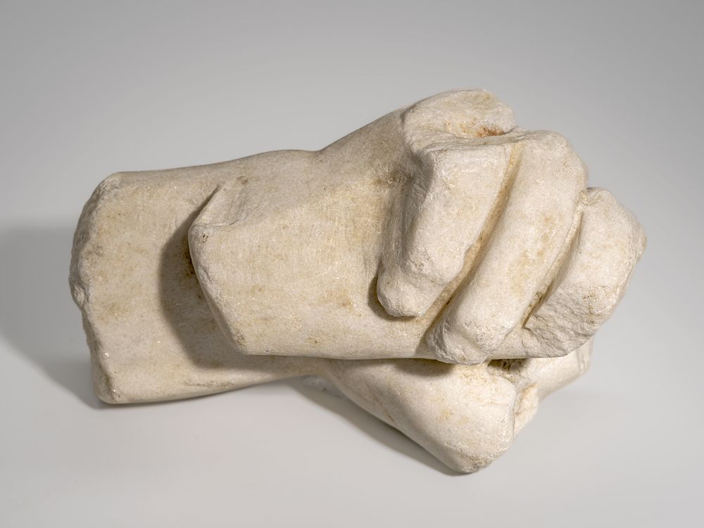 Main droite tenant un objet indéterminé