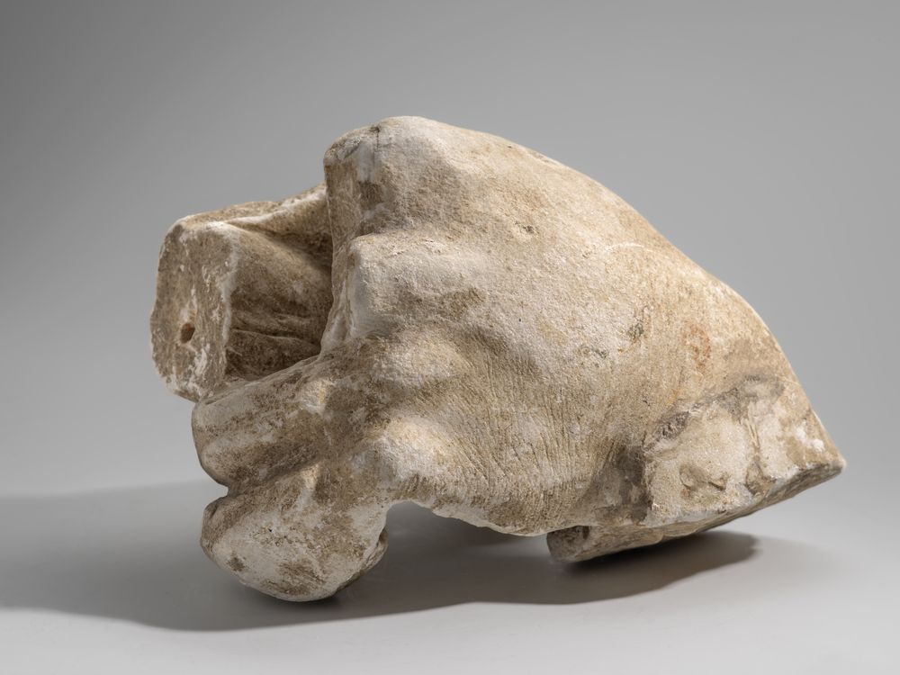 Main gauche tenant un objet indéterminé