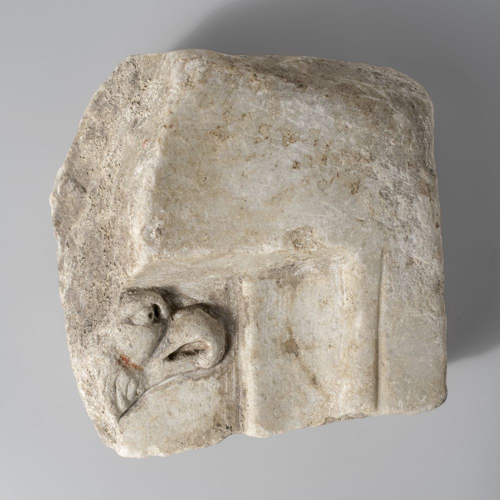 Tête d’oiseau et encadrement d’un relief du cycle d’Hercule