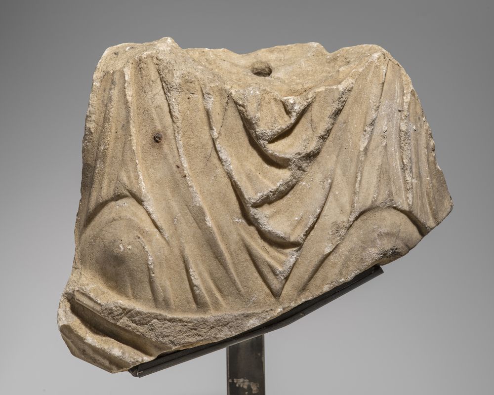 Buste féminin drapé acéphale