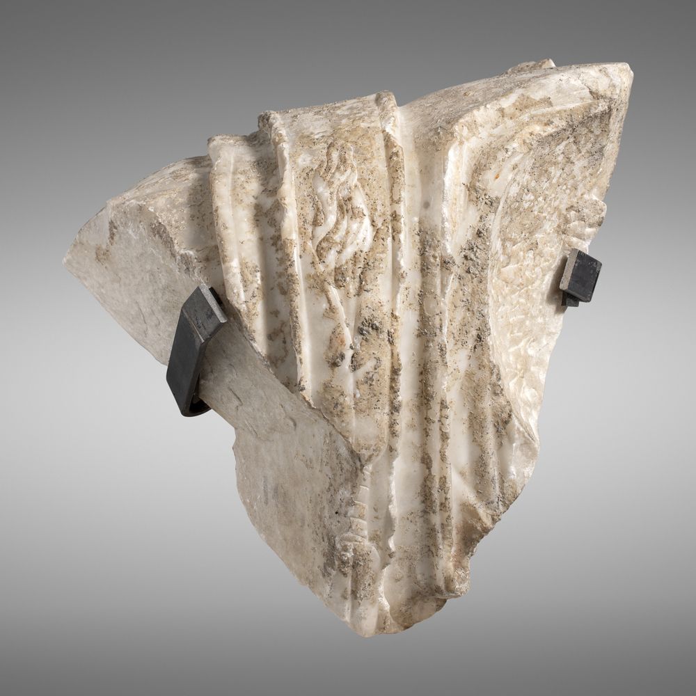 Fragment d’épaule droite d’un buste cuirassé