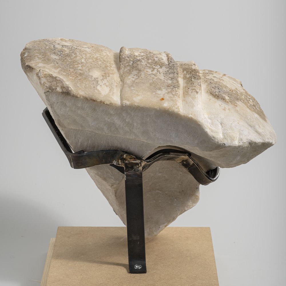 Fragment d’épaule droite d’un buste cuirassé