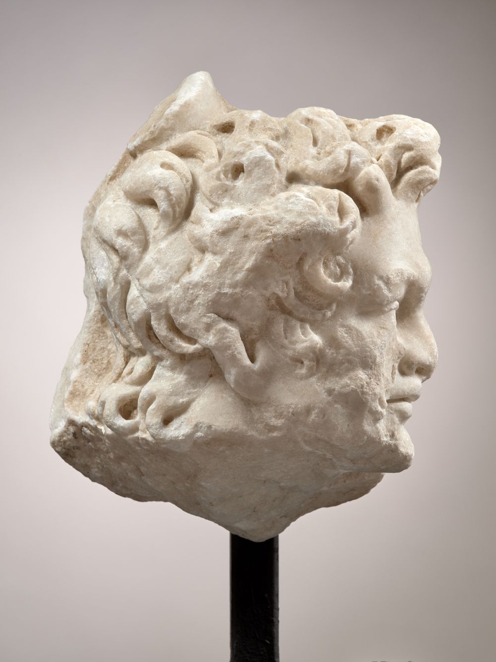 Tête de satyre en relief