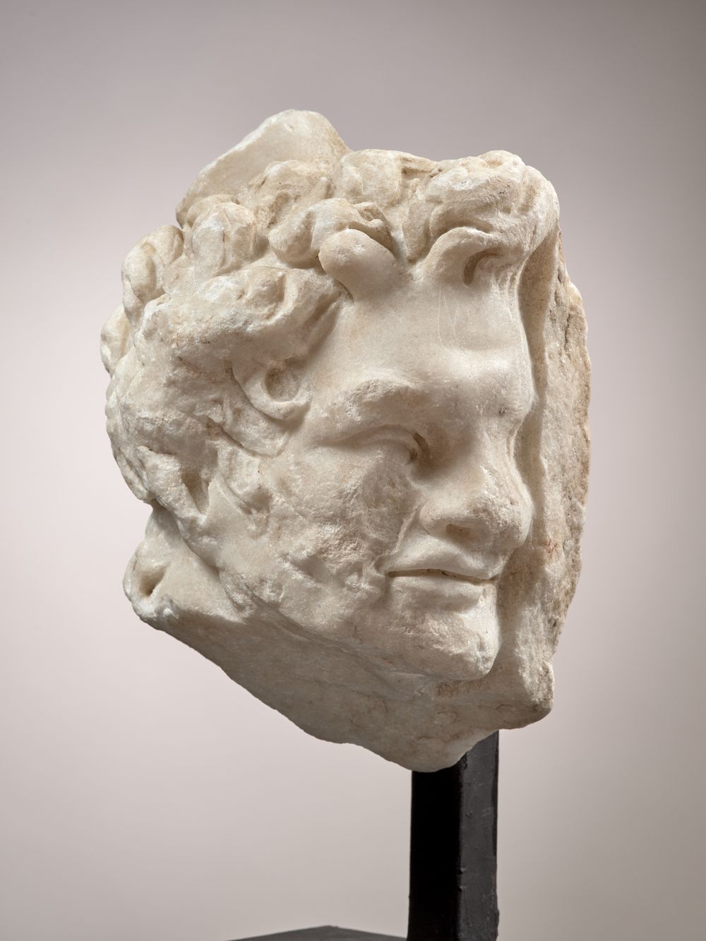 Tête de satyre en relief