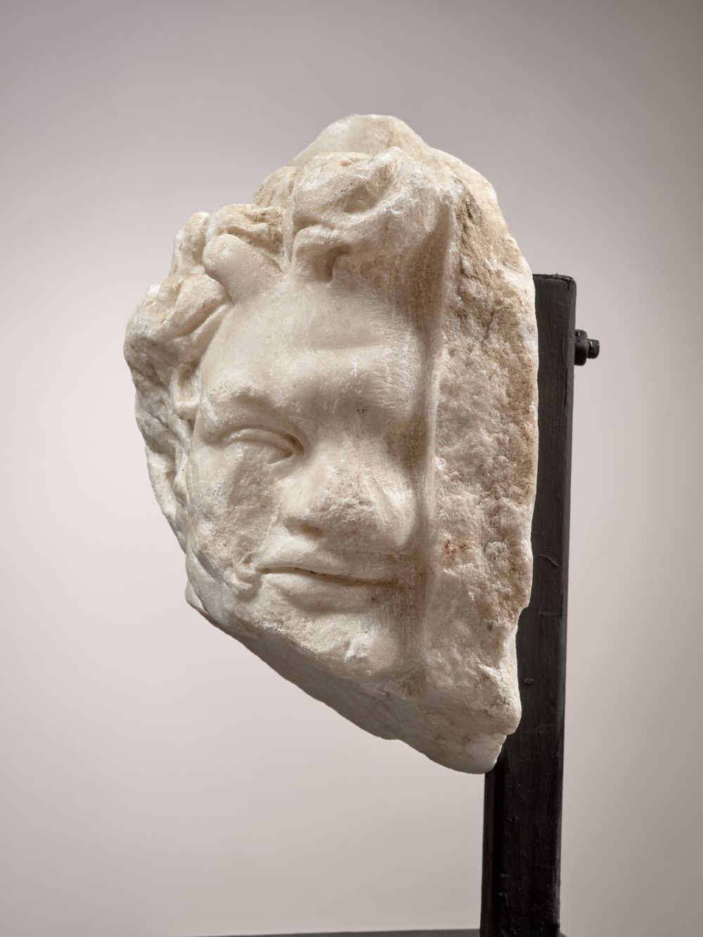 Tête de satyre en relief