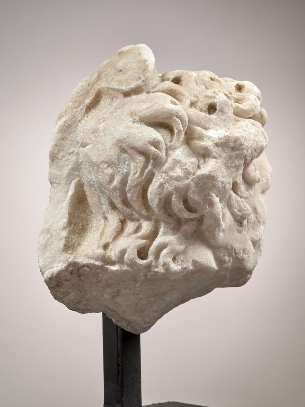 Tête de satyre en relief