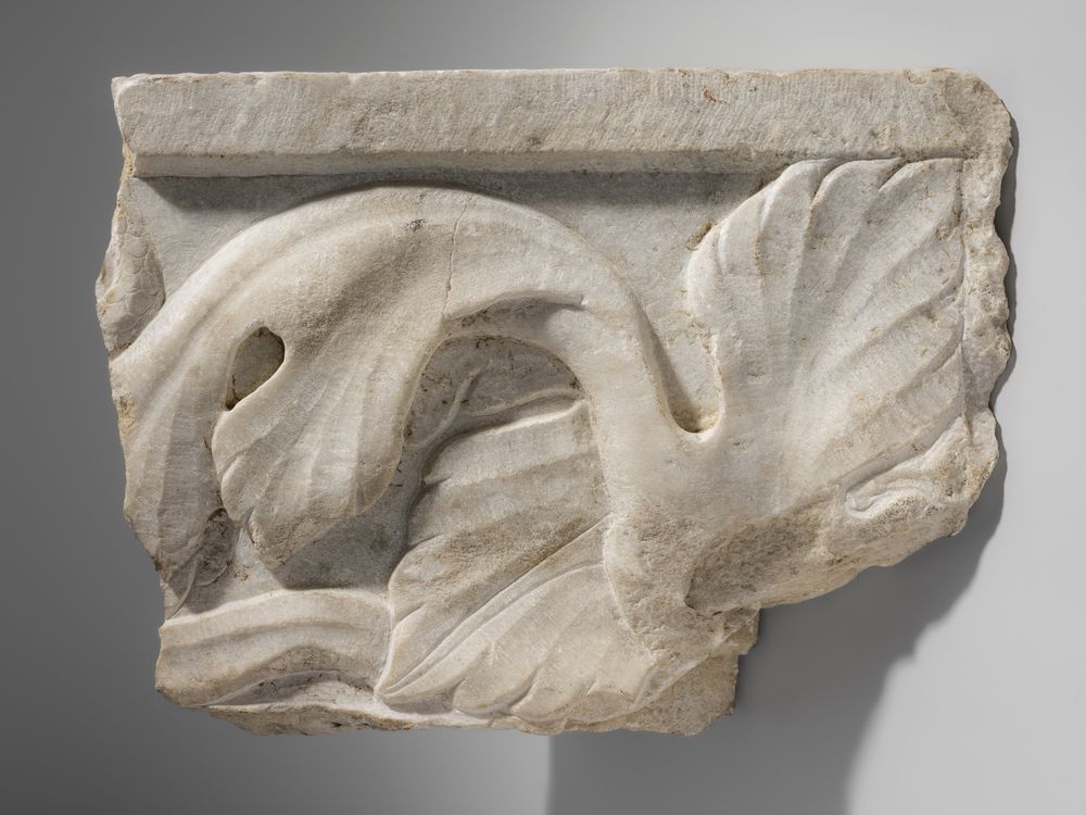 Fragment de décor architectural aux feuilles d’acanthe