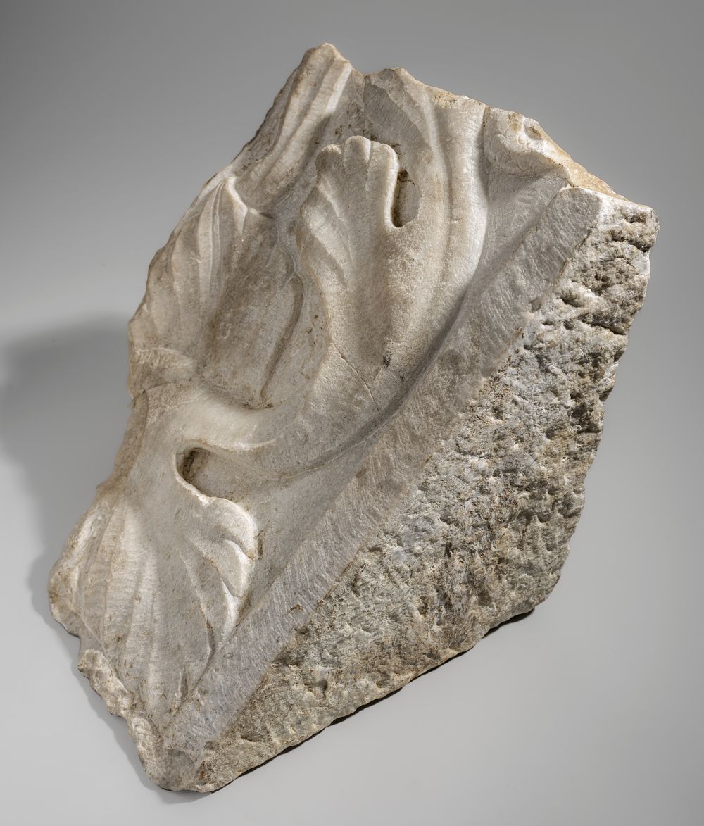 Fragment de décor architectural aux feuilles d’acanthe