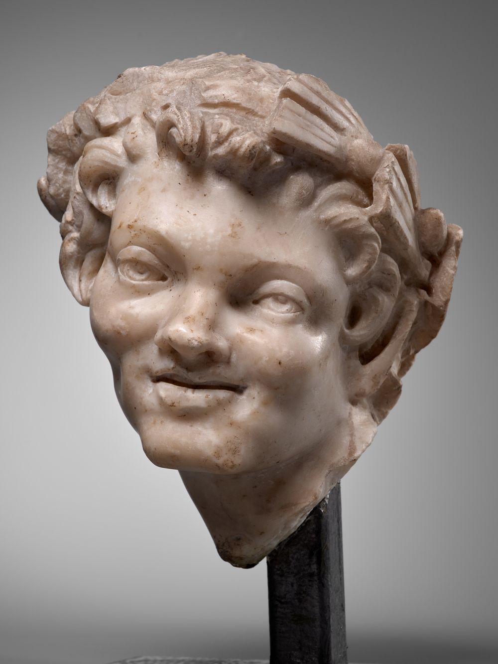 Tête de faune couronné d’épis de blé