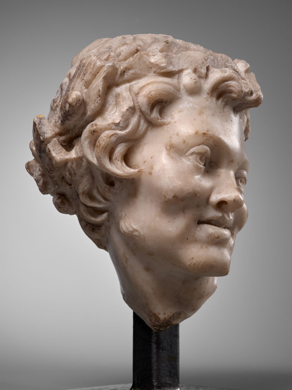 Tête de faune couronné d’épis de blé