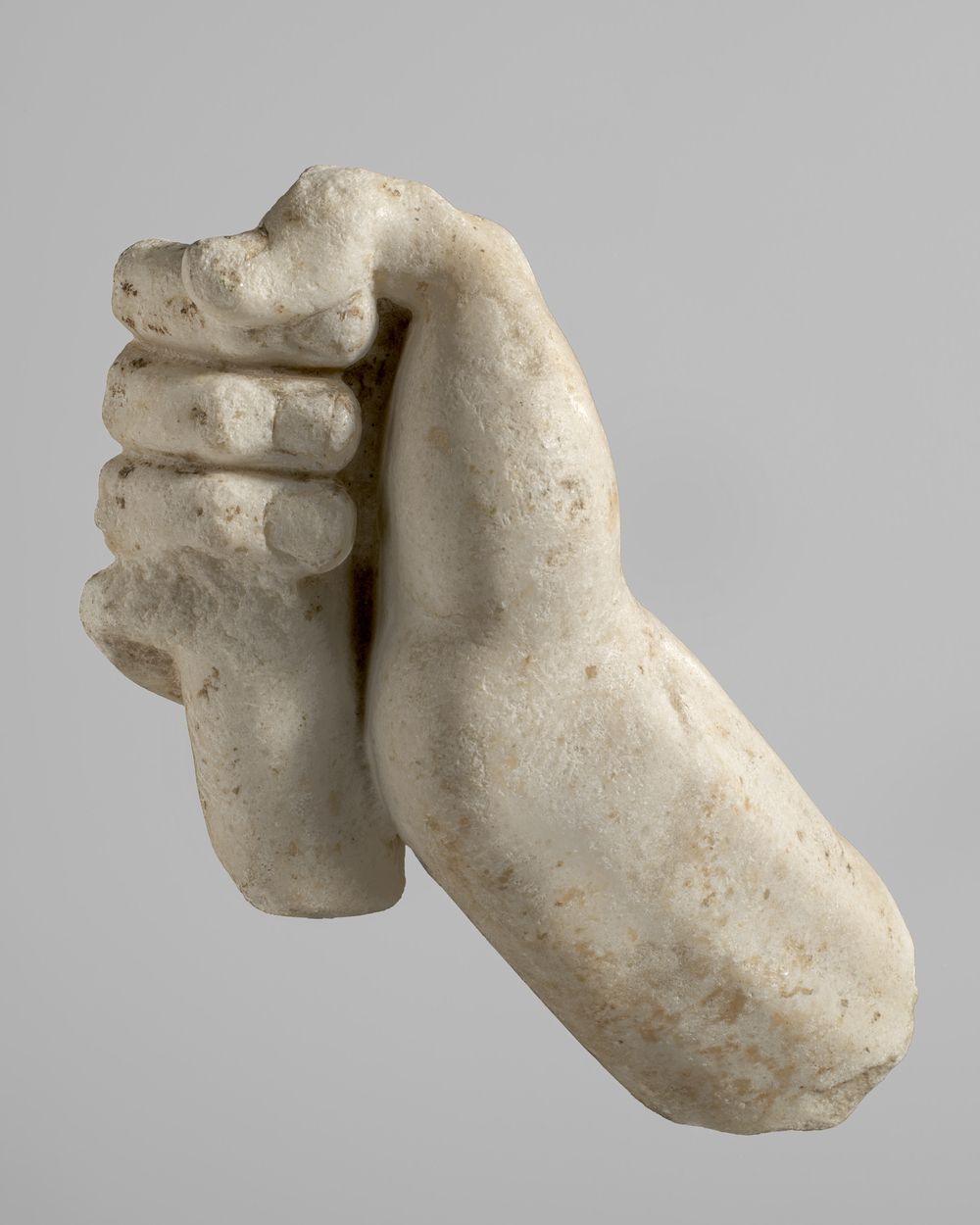 Main refermée sur un objet indéterminé