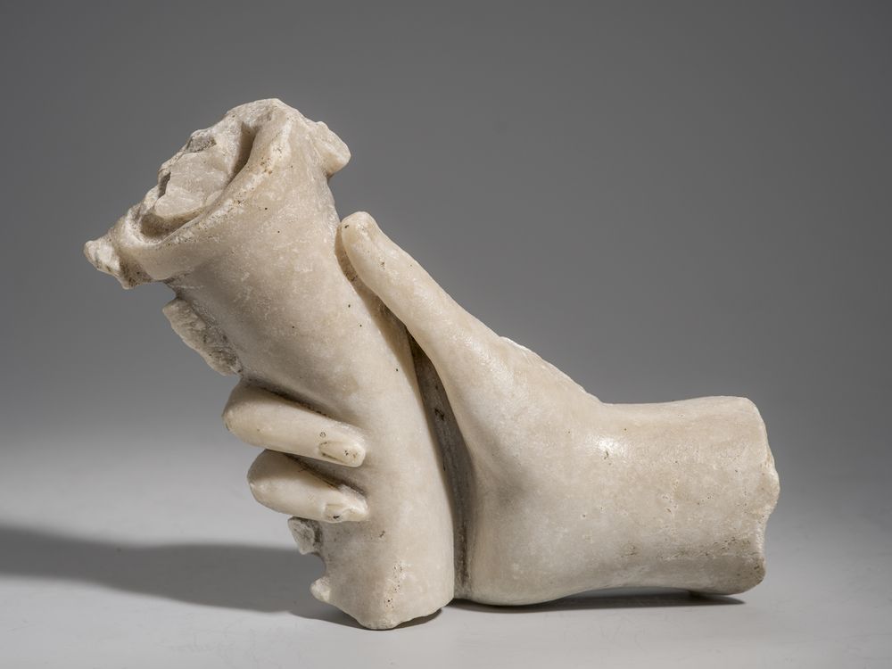 Main tenant une corne à boire