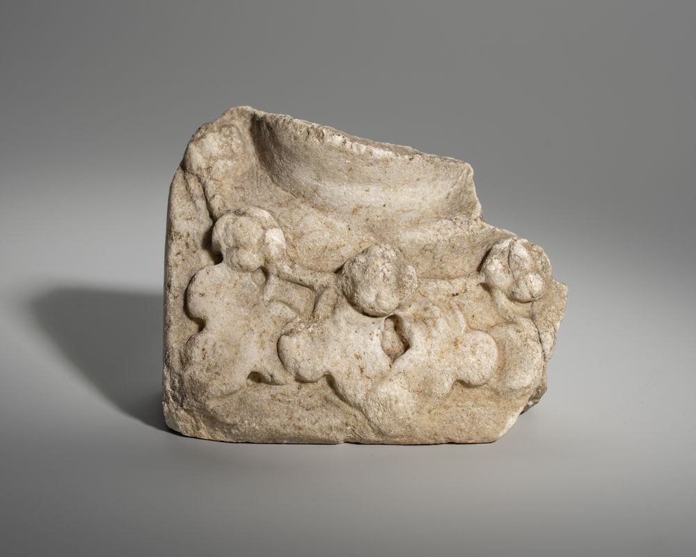 Cou d’un hermès décoré de feuillage