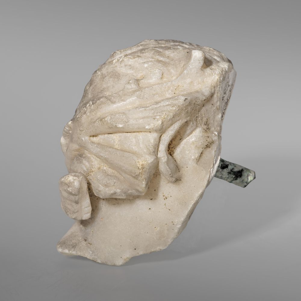 Tête couronnée d’une branche de pin