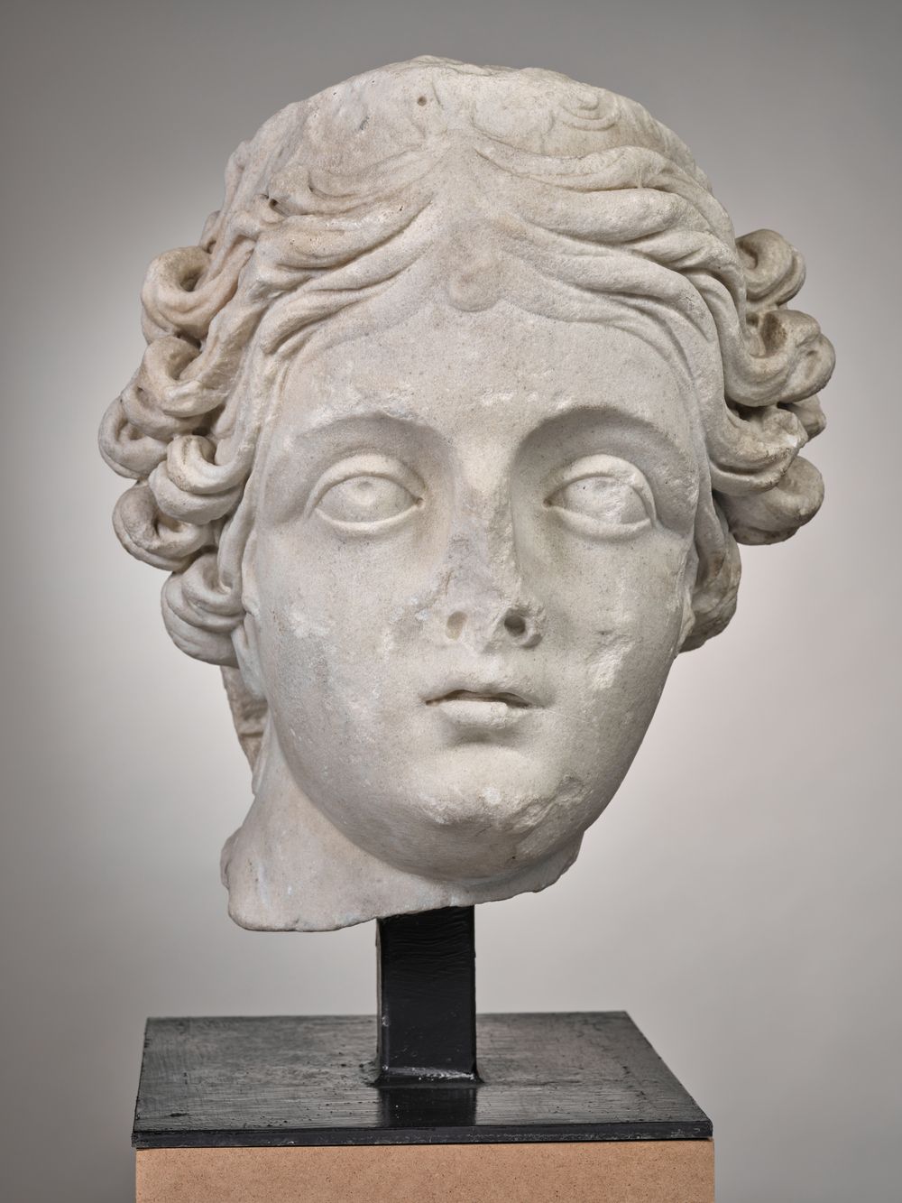 Tête de déesse couronnée d’un diadème