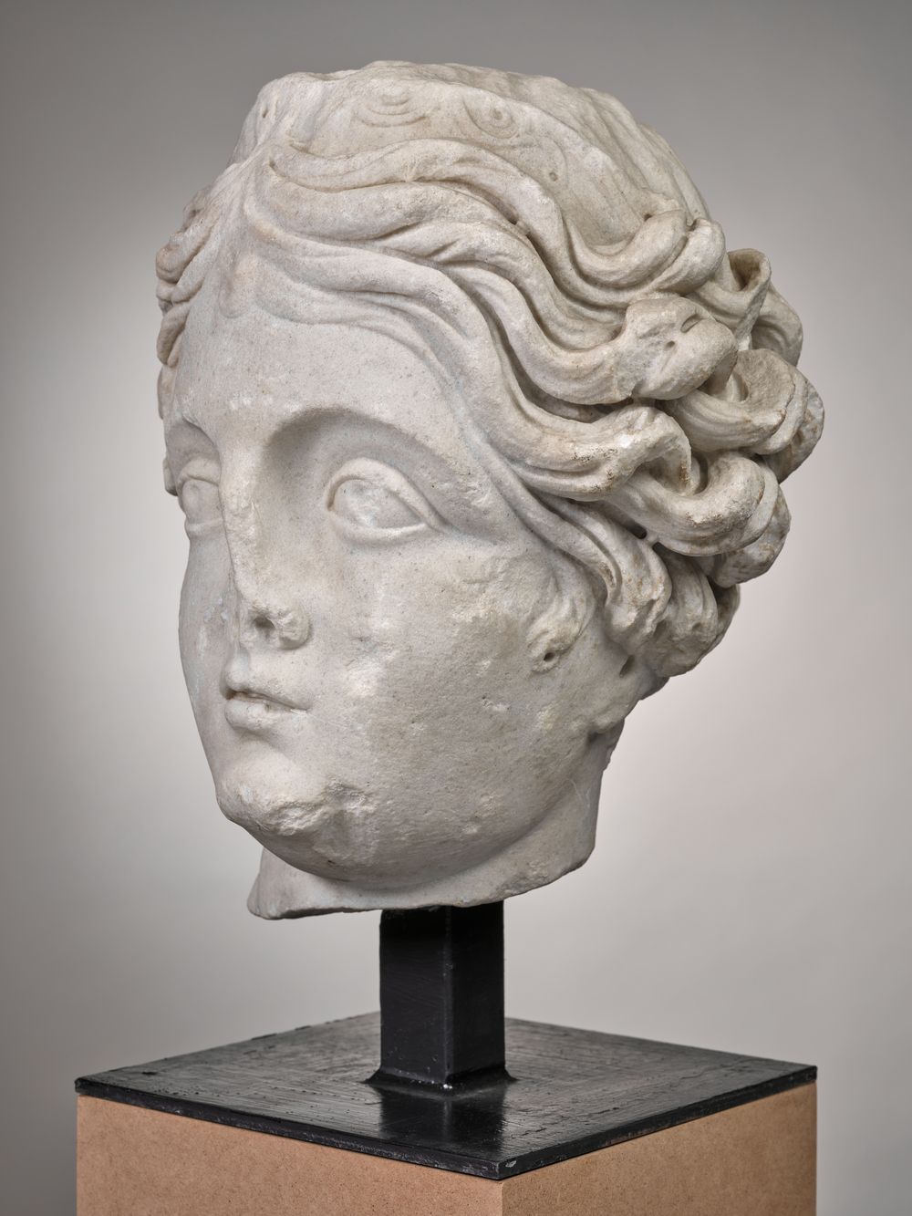 Tête de déesse couronnée d’un diadème