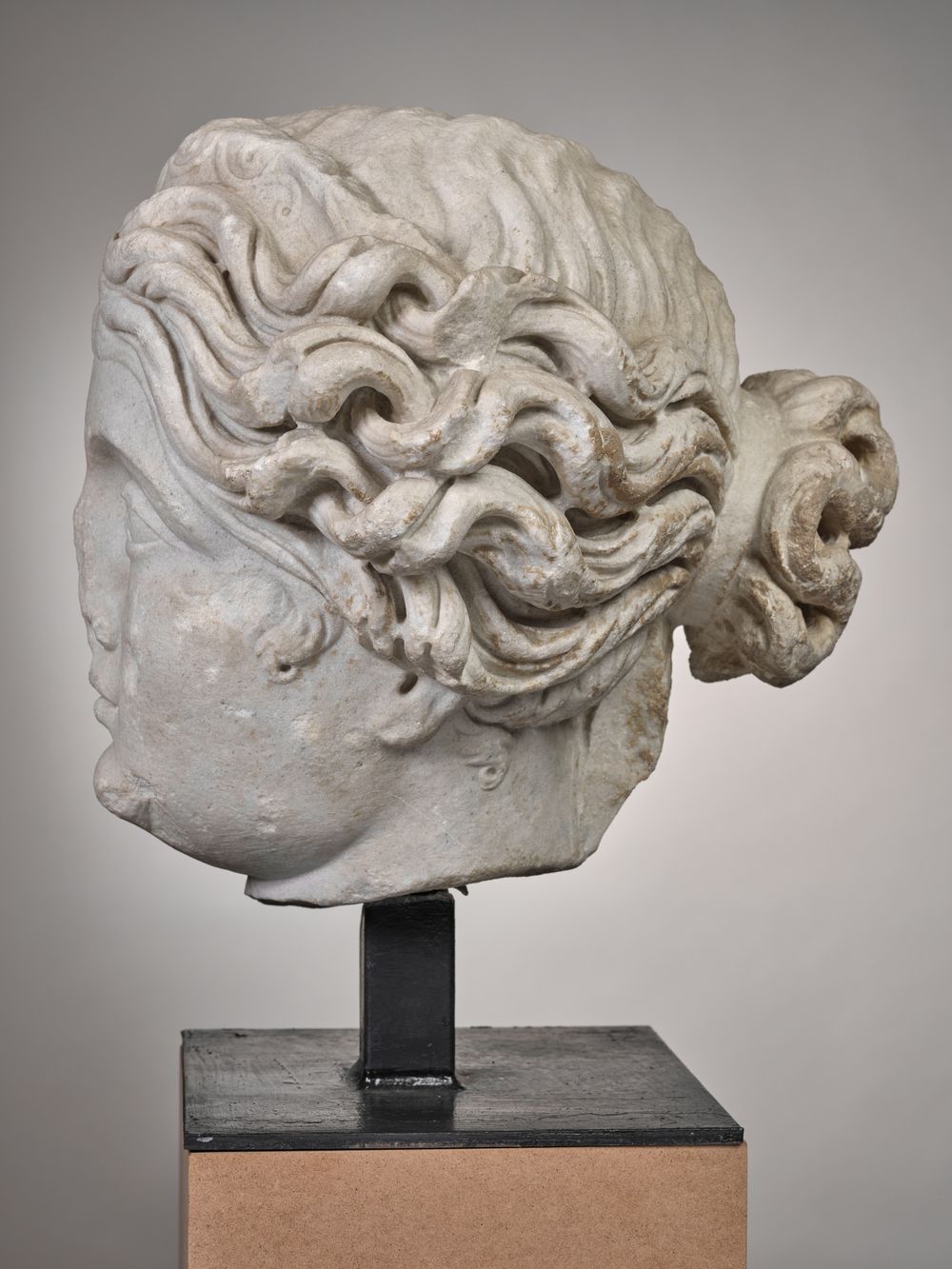 Tête de déesse couronnée d’un diadème