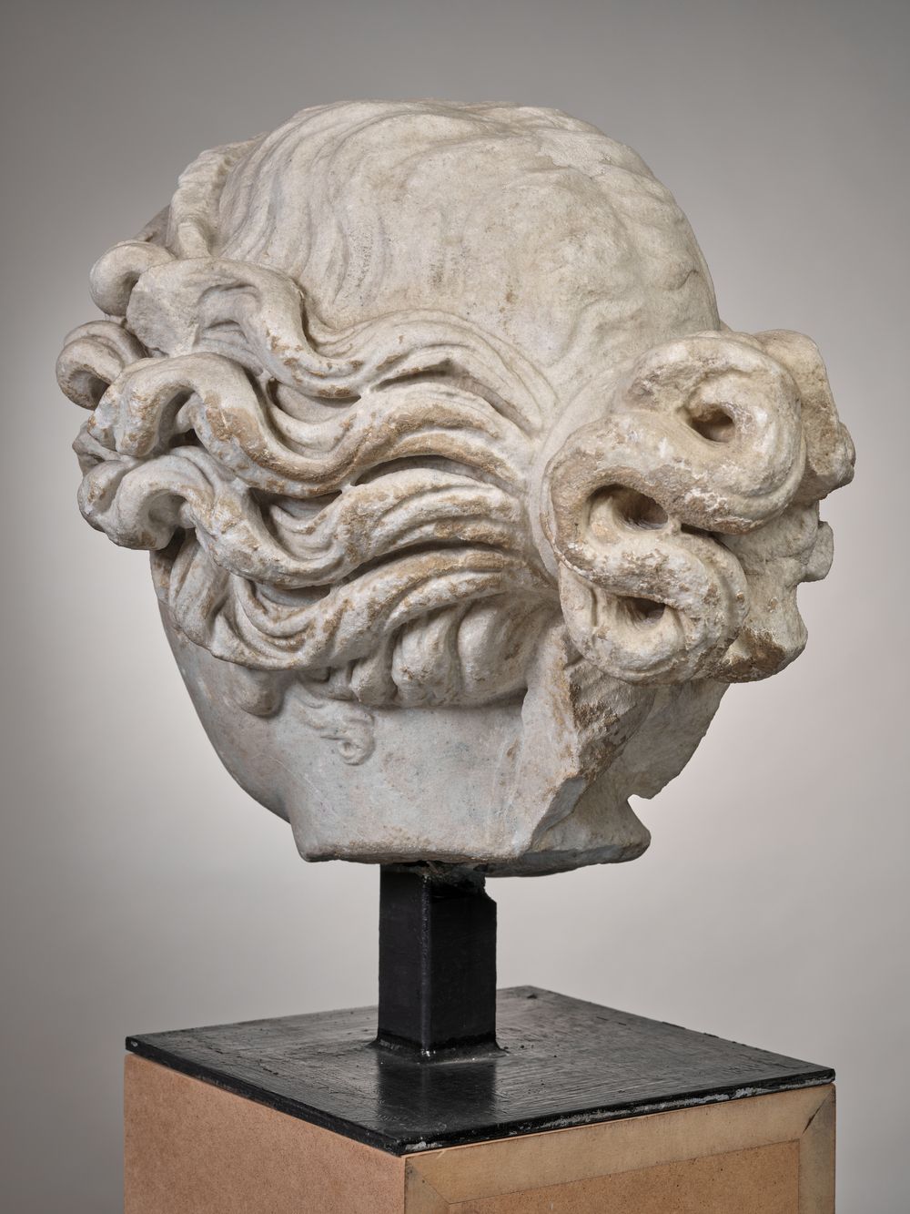 Tête de déesse couronnée d’un diadème