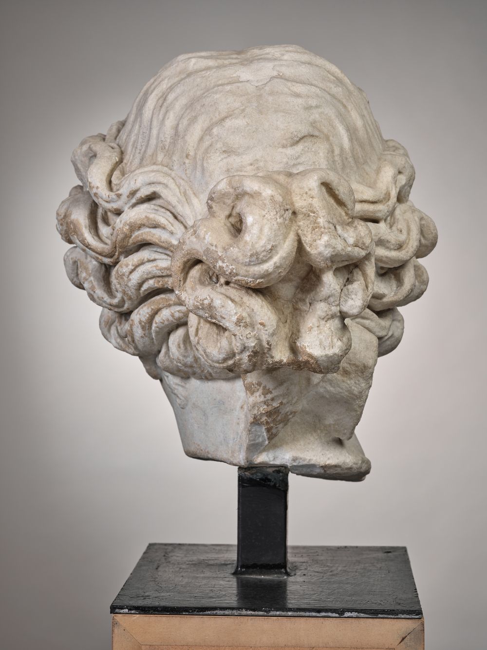 Tête de déesse couronnée d’un diadème