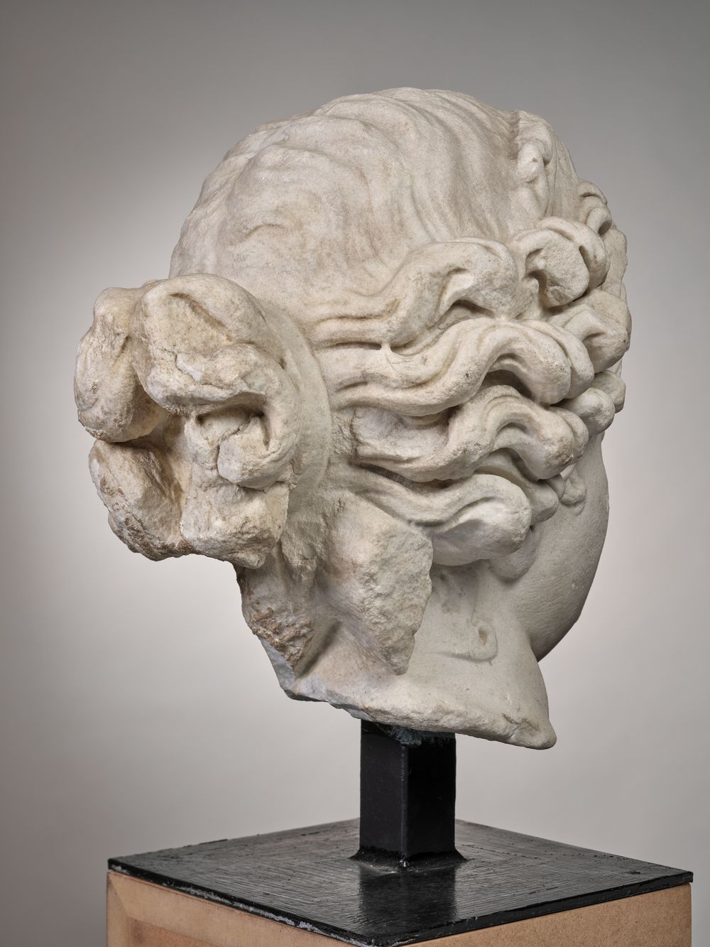 Tête de déesse couronnée d’un diadème