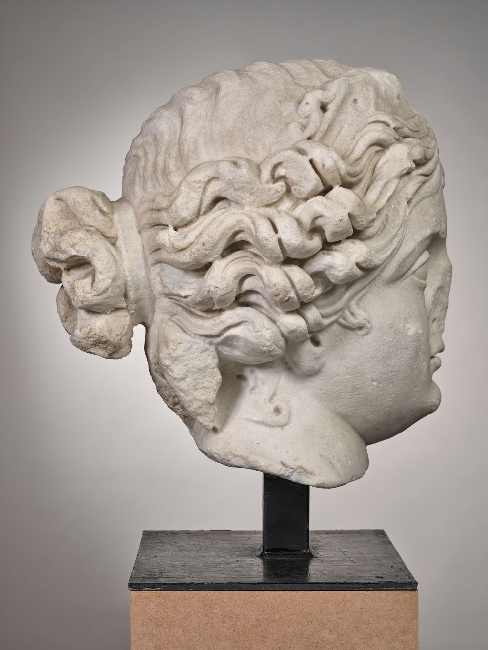 Tête de déesse couronnée d’un diadème