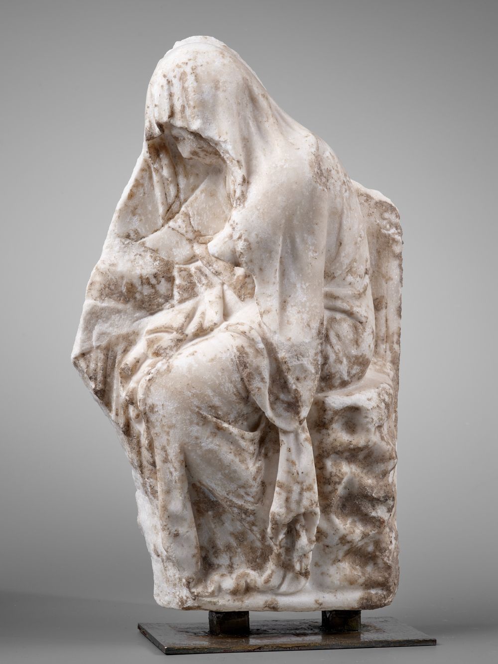 Figure féminine assise et voilée