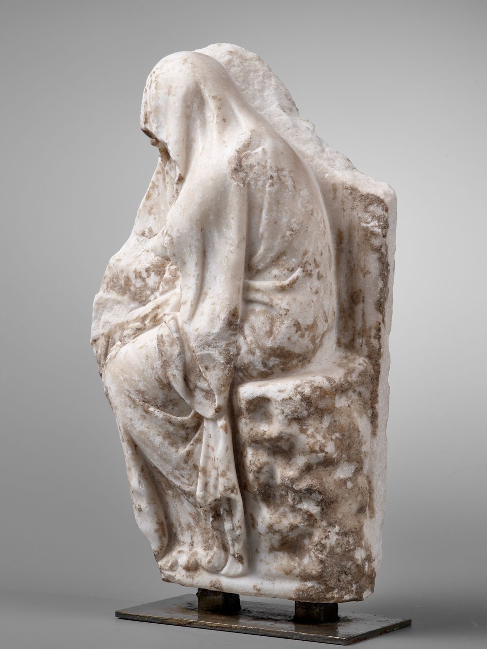 Figure féminine assise et voilée