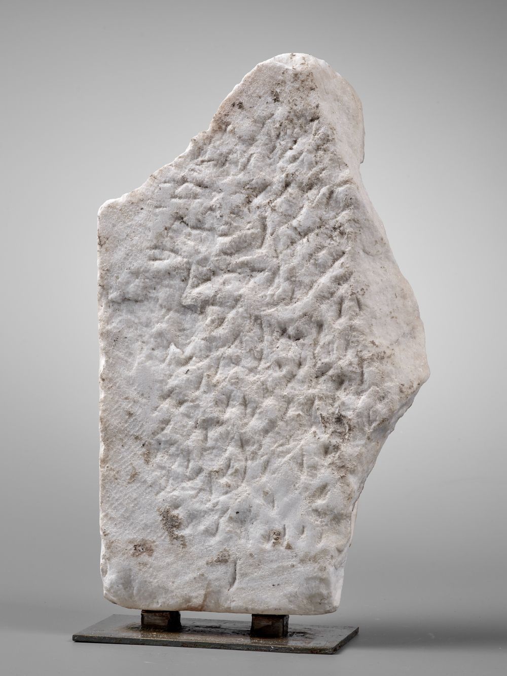 Figure féminine assise et voilée