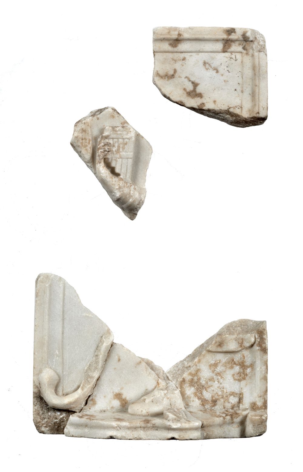 Trois fragments de bas-relief d’un dieu avec syrinx et pedum