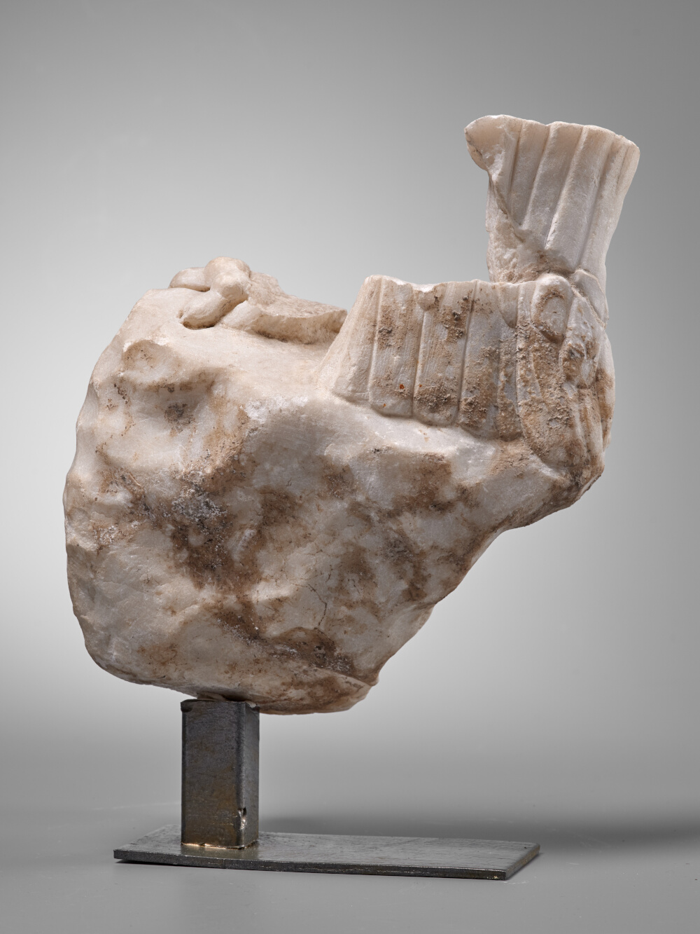 Dieu-fleuve sous un rocher surmonté d’un aigle