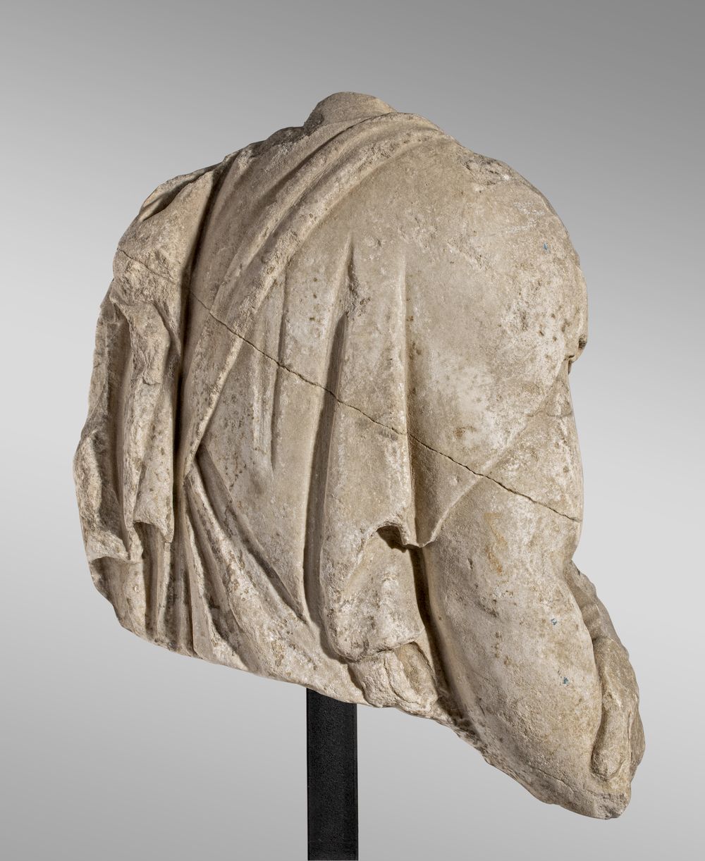 Figure masculine vue de dos en haut-relief