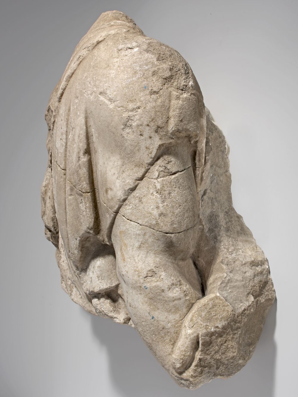 Figure masculine vue de dos en haut-relief