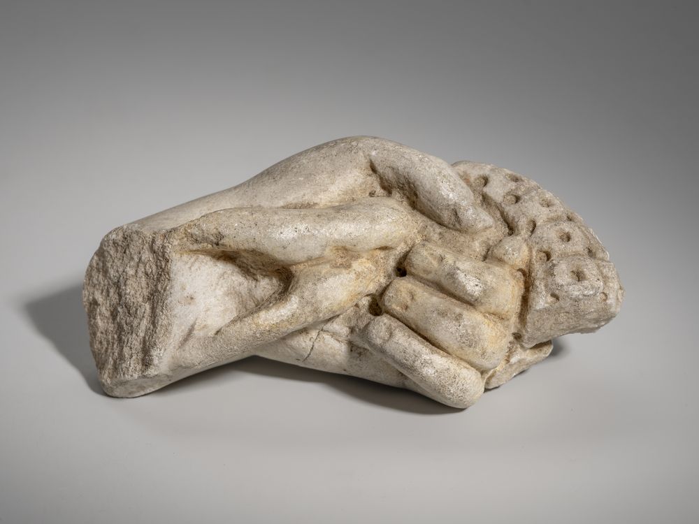 Main tenant l’extrémité d’une guirlande