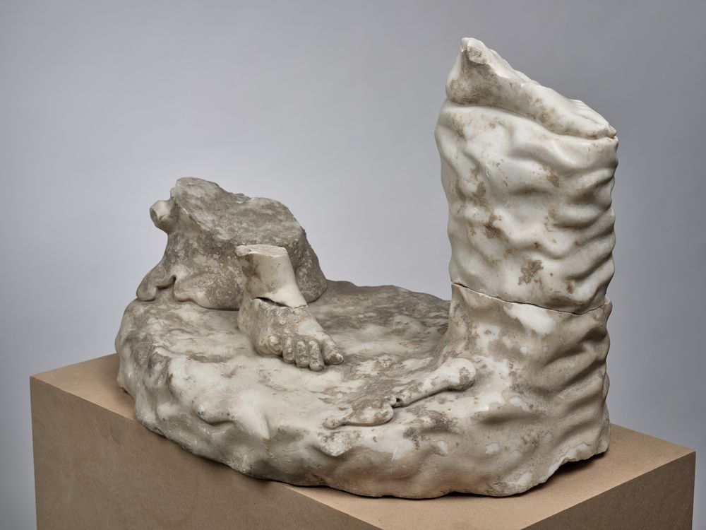 Base et pieds d’Apollon citharède