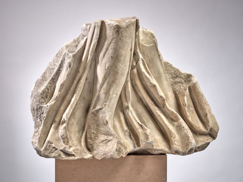 Fragment d’une figure féminine drapée