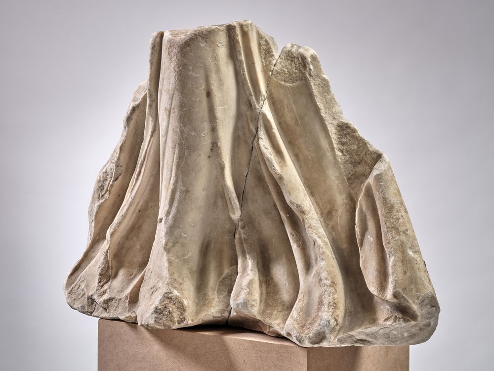 Fragment d’une figure féminine drapée