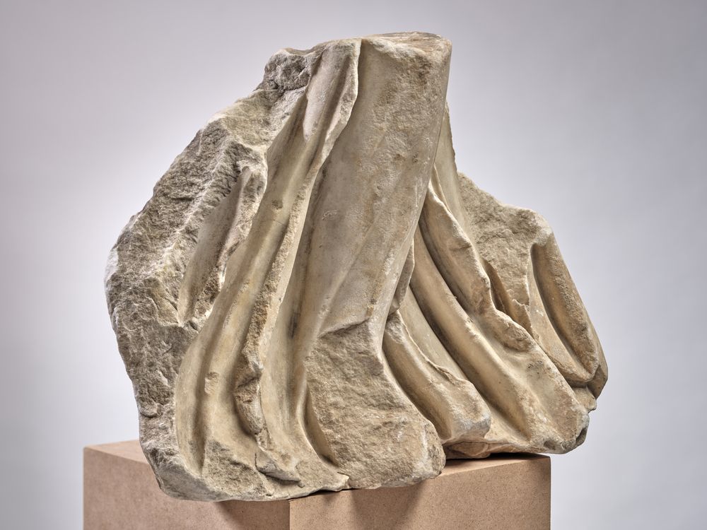 Fragment d’une figure féminine drapée