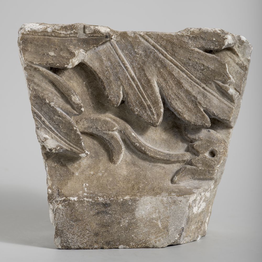 Fragment de pilastre orné de feuilles