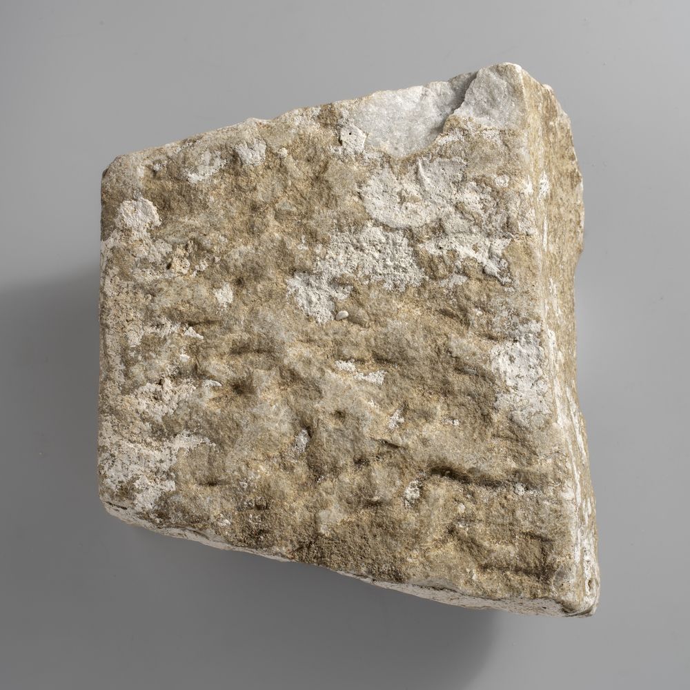 Fragment de pilastre orné de feuilles