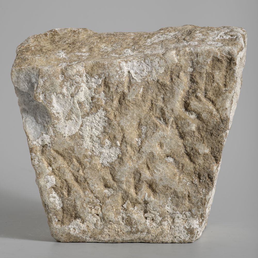 Fragment de pilastre orné de feuilles