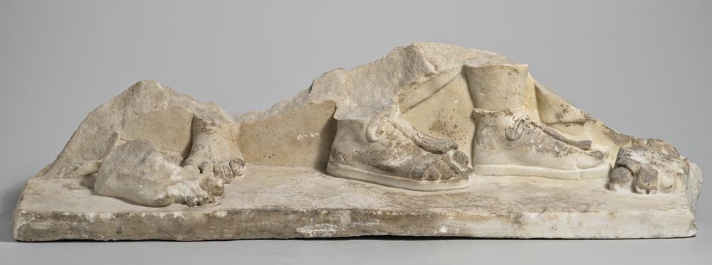 Partie inférieure d’un haut-relief avec quatre personnages