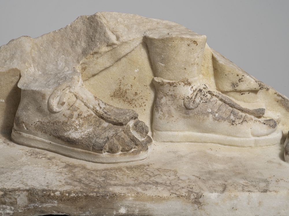 Partie inférieure d’un haut-relief avec quatre personnages