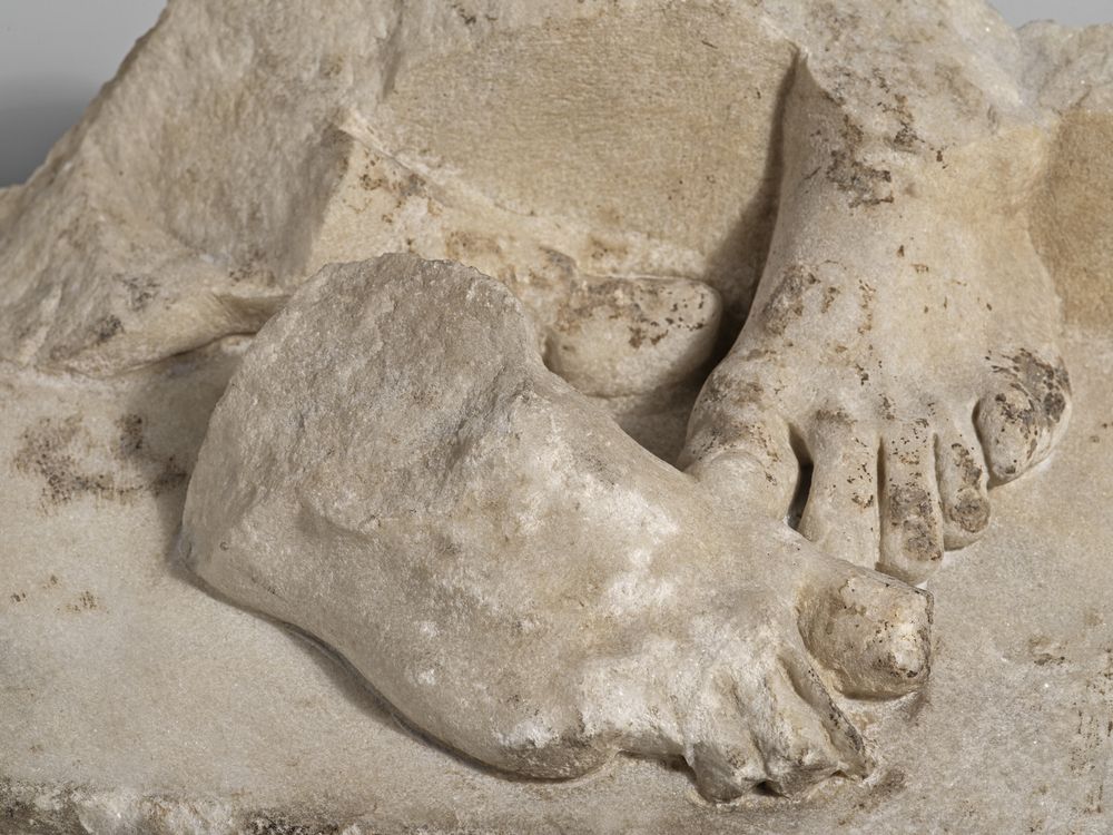 Partie inférieure d’un haut-relief avec quatre personnages